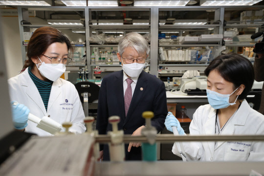 지난 28일 경기도 성남 분당에 위치한 한국파스퇴르연구소를 방문한 최기영(가운데) 과기정통부 장관이 스크리닝 이미지 분석실에서 연구자들로부터 코로나19에 효과가 있는 약물 선별과정에 대해 설명을 듣고 있다. 과기정통부 제공